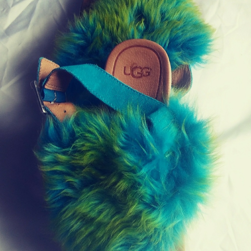 UGG  fuzzy sandals